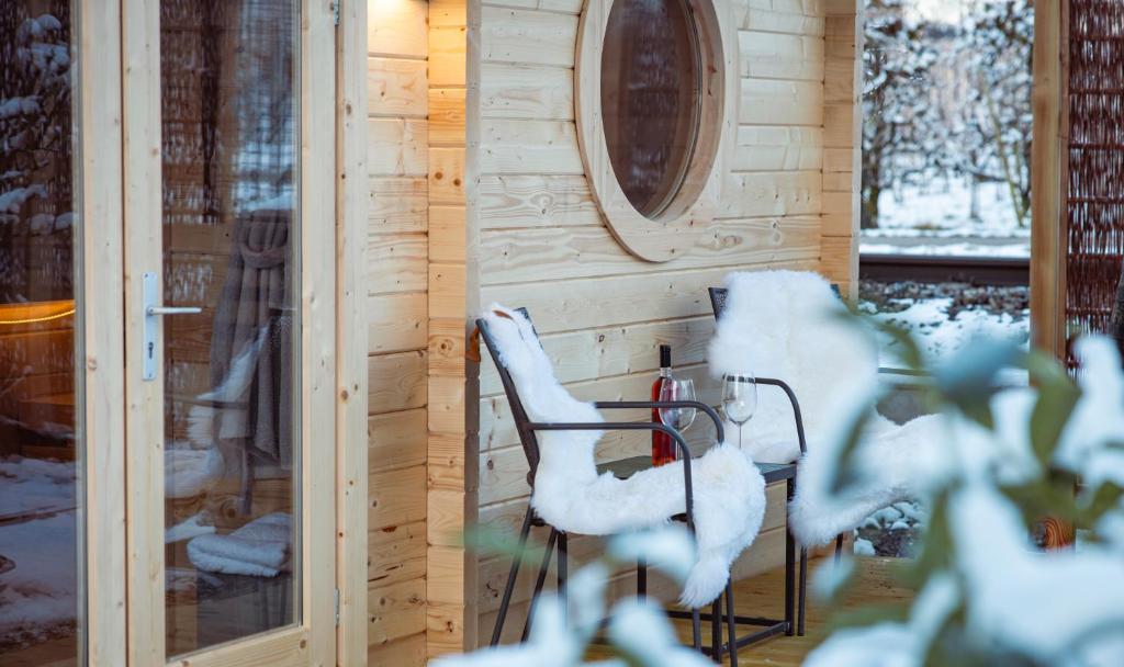 Posezení v ubytování Exklusives Josenhaus mit See- und Alpenblick & Gartensauna