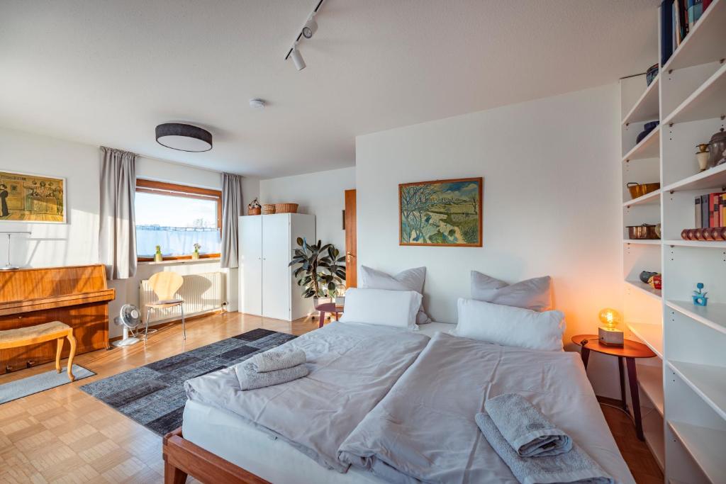 Postel nebo postele na pokoji v ubytování Exklusives Josenhaus mit See- und Alpenblick & Gartensauna
