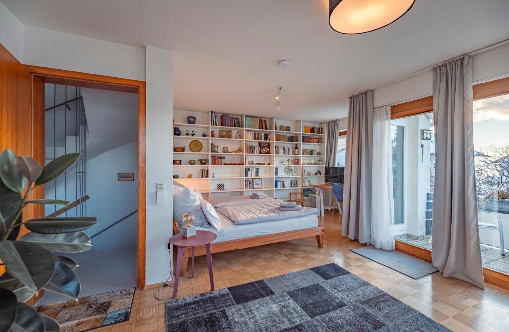 Postel nebo postele na pokoji v ubytování Exklusives Josenhaus mit See- und Alpenblick & Gartensauna