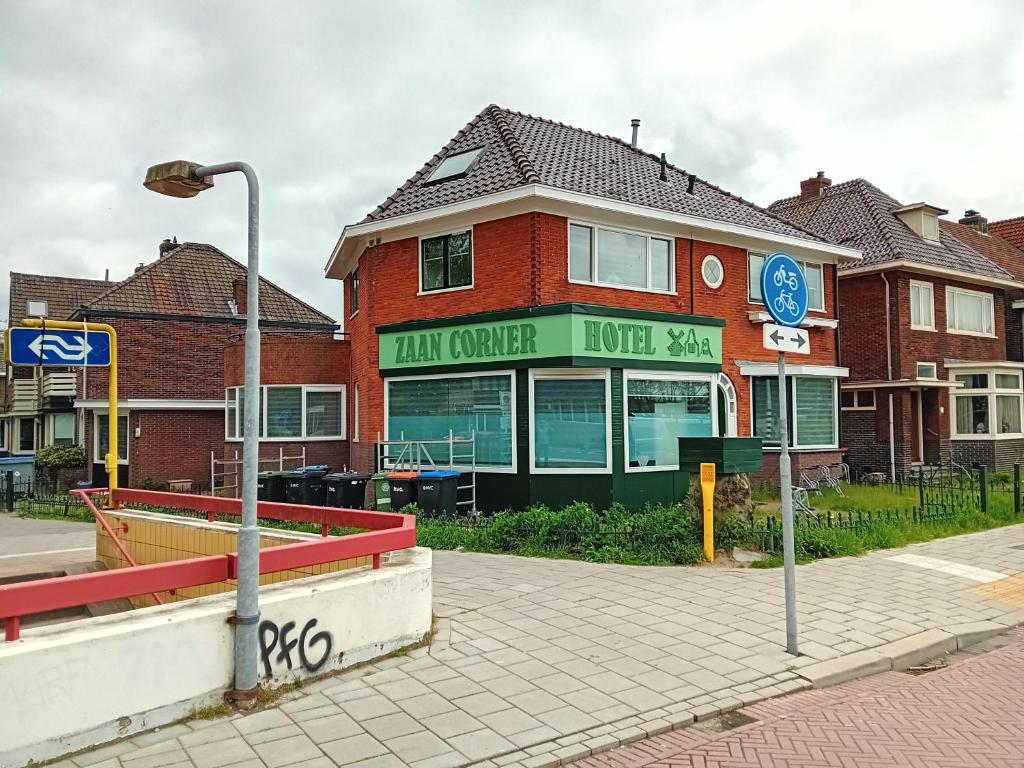 un edificio con una luz de la calle delante de él en Zaan Corner Hotel en Koog aan de Zaan