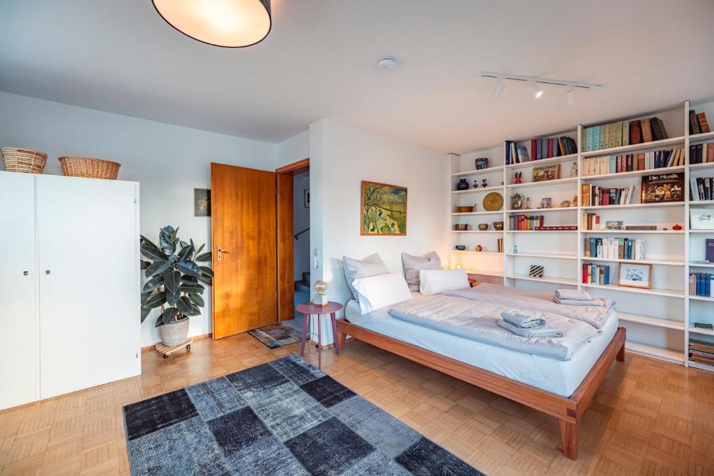 Postel nebo postele na pokoji v ubytování Exklusives Josenhaus mit See- und Alpenblick & Gartensauna