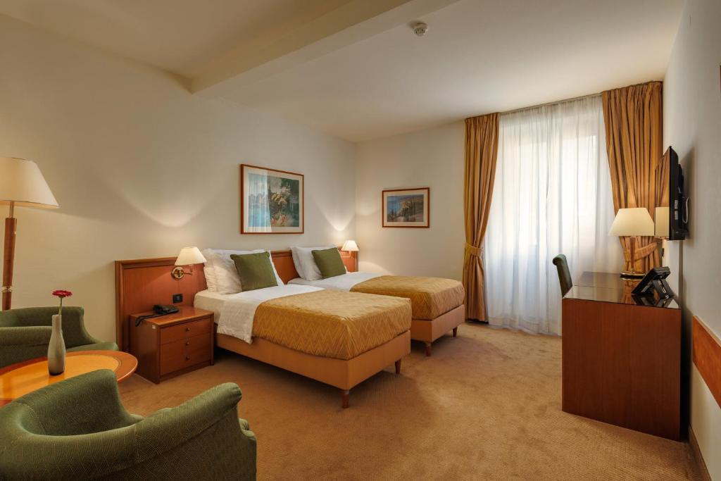 Postel nebo postele na pokoji v ubytování Grand Hotel Bonavia