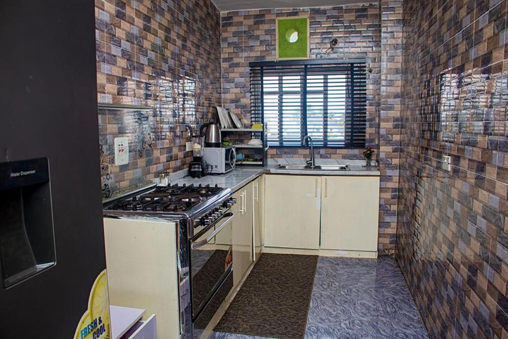 eine Küche mit einem Kochfeld im Zimmer in der Unterkunft Dew Shortlet Apartment in Port Harcourt