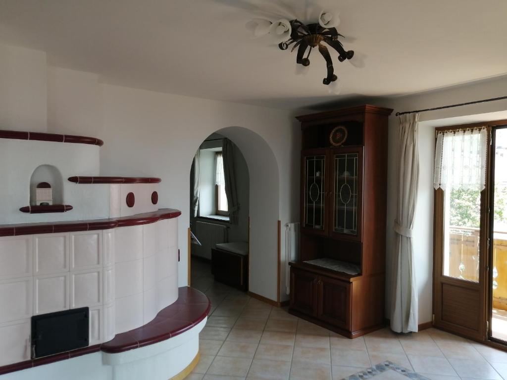 a bathroom with a bath tub and a mirror at Nadia Haus in Luserna