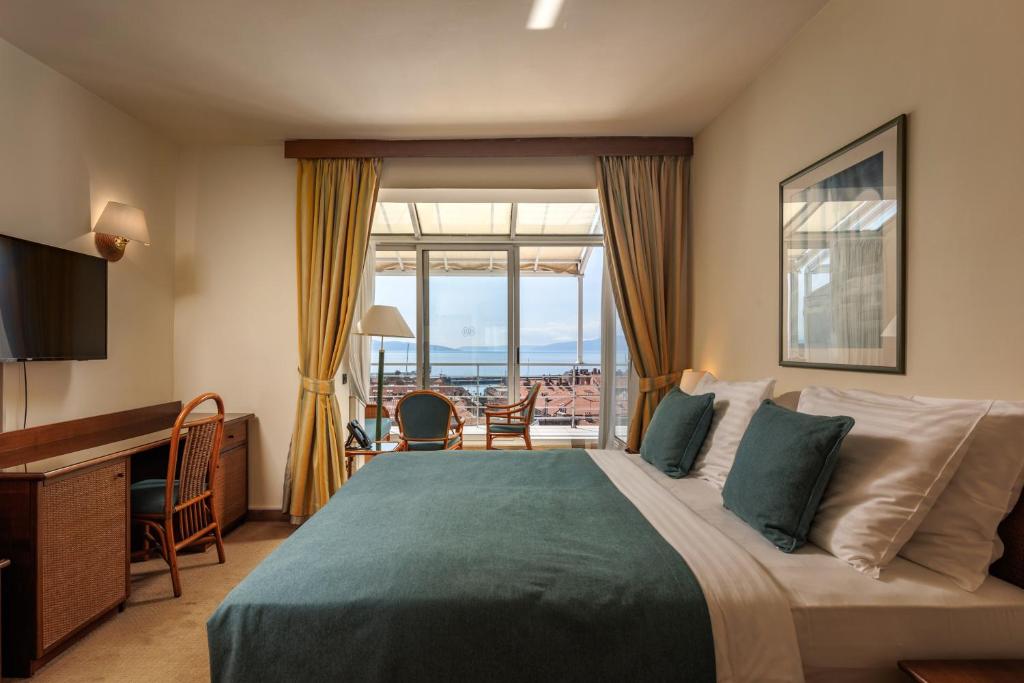 Postel nebo postele na pokoji v ubytování Grand Hotel Bonavia
