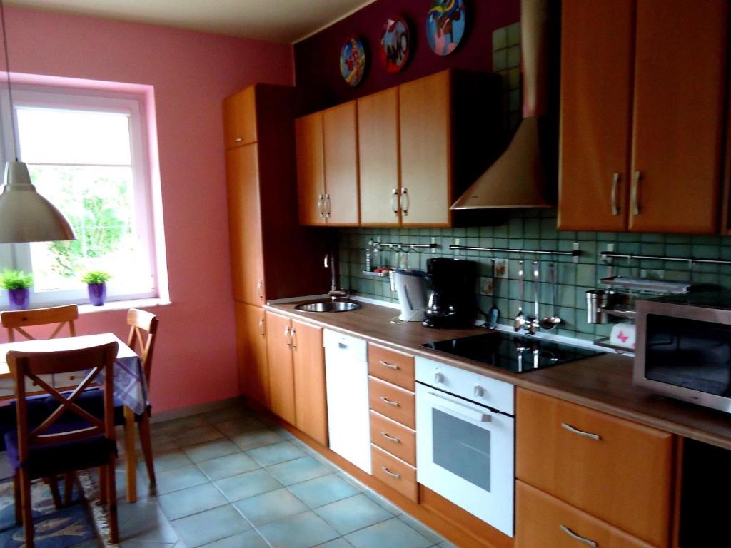 Η κουζίνα ή μικρή κουζίνα στο Ferienwohnung in der Kaschubei, in ruhiger Lage am Waldrand, in der Nähe von Danzig und Sopot