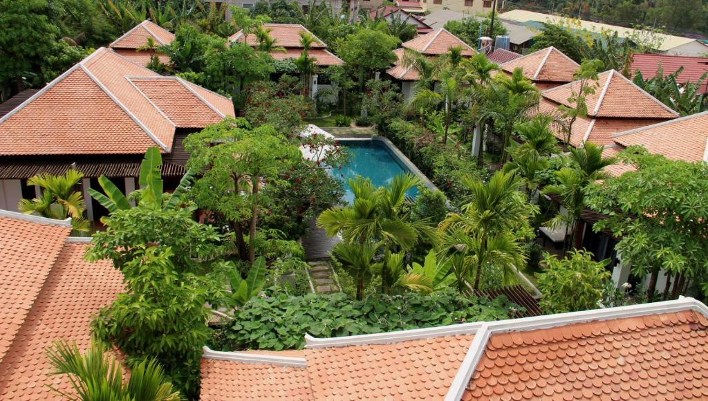 an aerial view of a house with a swimming pool at Villa Jaya in Phumĭ Réach Born (2)