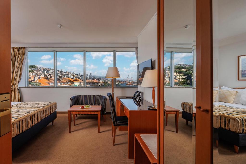 Postel nebo postele na pokoji v ubytování Grand Hotel Bonavia
