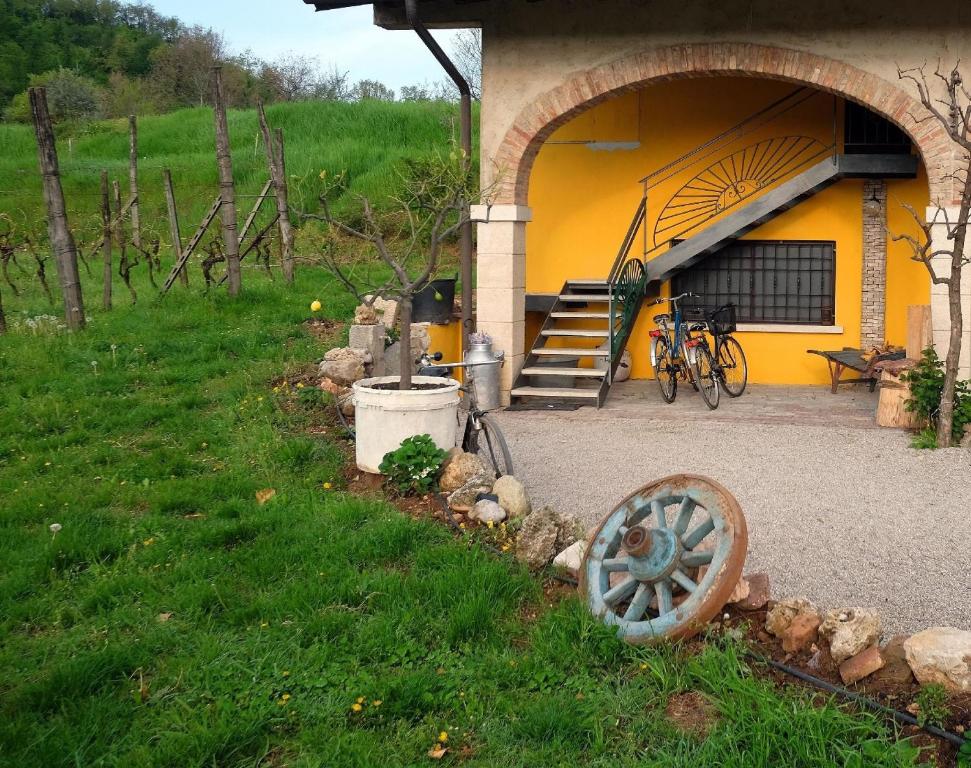 una casa gialla con una bicicletta parcheggiata di fronte di Ferienwohnung für 4 Personen ca 70 qm in Gavardo, Gardasee Westufer Gardasee a Gavardo