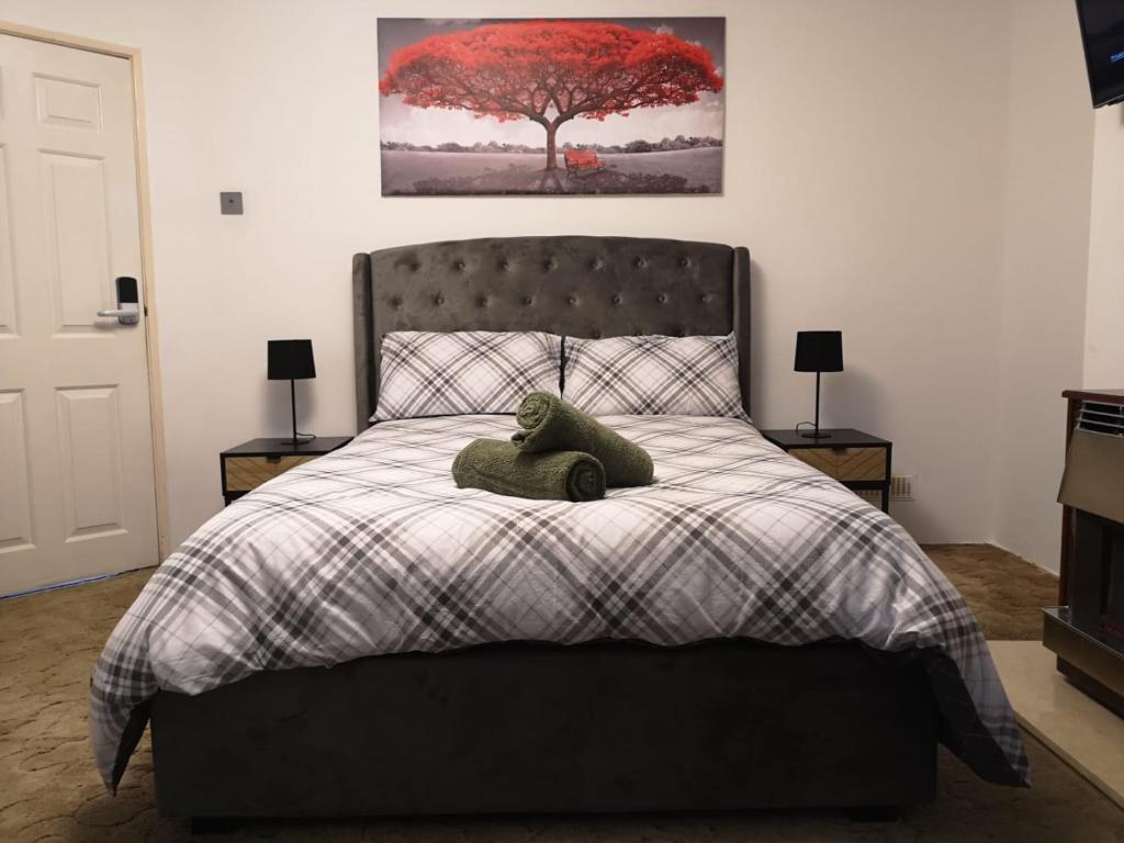 1 dormitorio con 1 cama con 2 almohadas en MossBank House Luton Airport, en Luton