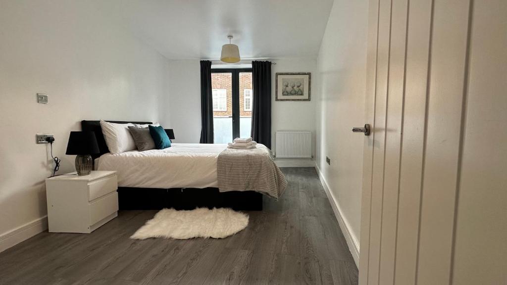 a white bedroom with a bed and a window at 1 bedroom Flat in Elephant and castle zone 1 London in London