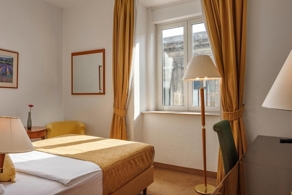 Postel nebo postele na pokoji v ubytování Grand Hotel Bonavia