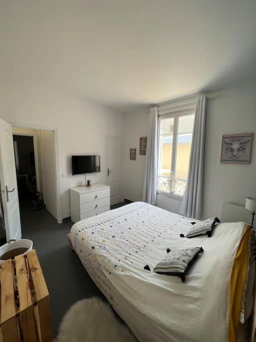 - une chambre avec un grand lit et une fenêtre dans l'établissement Moma home, à Poissy