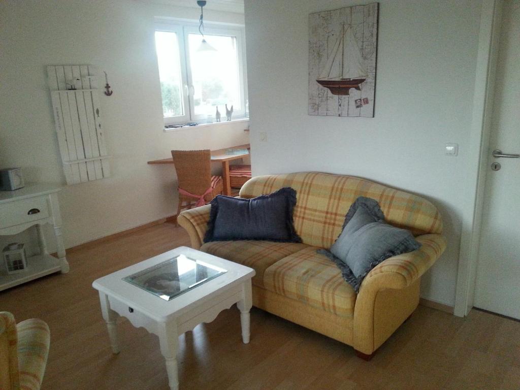 sala de estar con sofá y mesa de centro en Haus Hygge - Ferienwohnung Anker en Boren