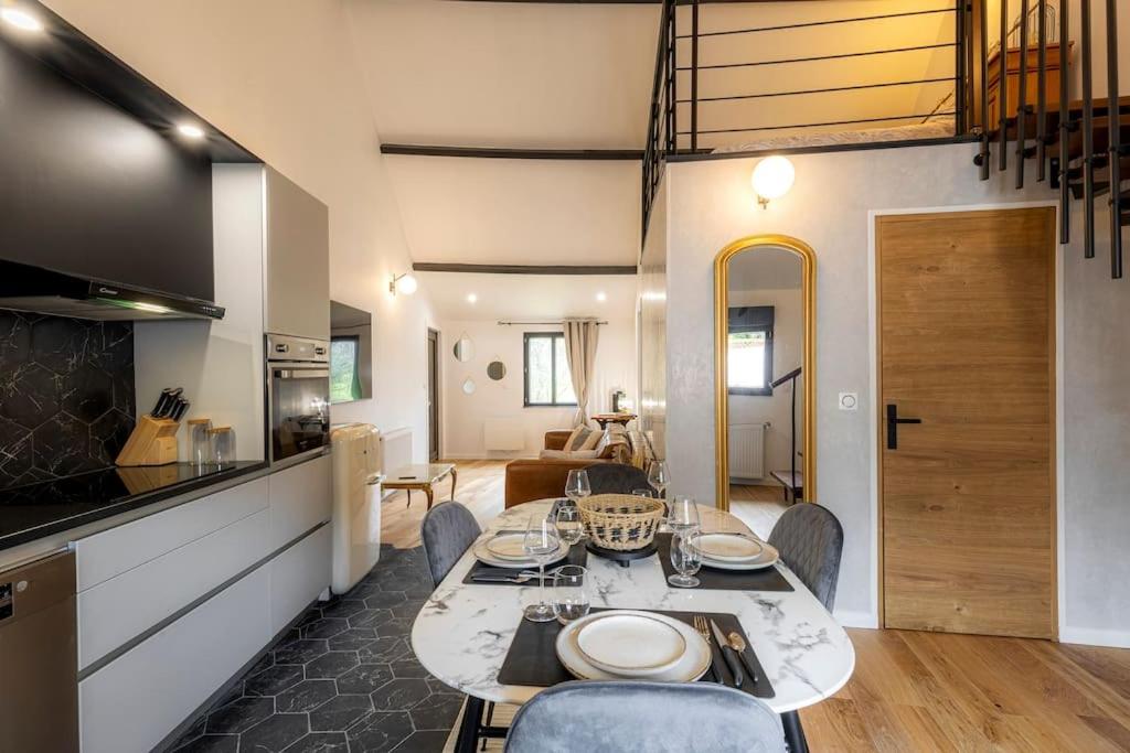 une cuisine et une salle à manger avec une table et des chaises dans l'établissement Appartement cosy avec SPA Vannes, à Vannes