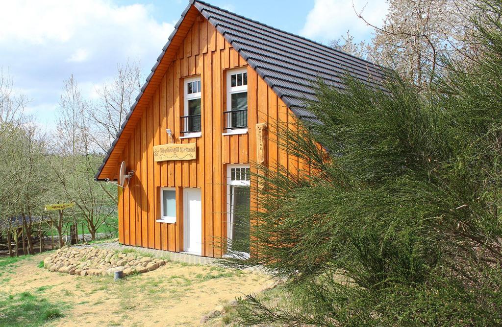 ein kleines Holzhaus mit einem Gamer-Dach in der Unterkunft Ferienhaus "Waldidyll Brunni" in Marlow
