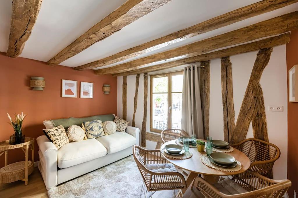 un salon avec un canapé et une table dans l'établissement Le nid, à Paris