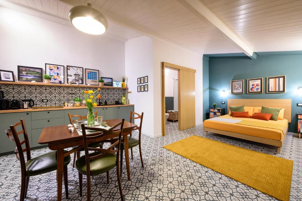 sala de estar con mesa de comedor y cama en ARYA Bed and Breakfast, en Roccasecca
