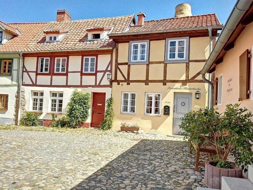 a house with a cobblestone driveway in front of it at Romantisches Ferienhaus für 8 Personen in Quedlinburg