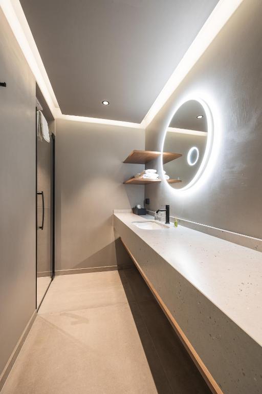 Upside Down Town Hotel Neue Post - 4