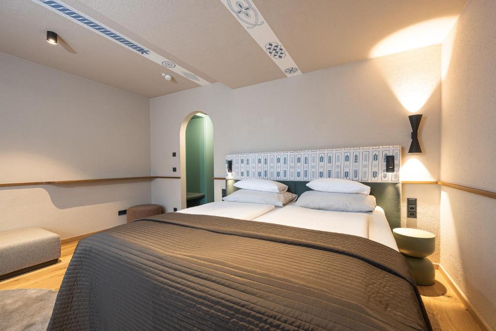 Upside Down Town Hotel Neue Post - 1