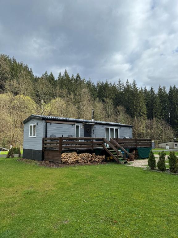 una casa con una valla en un patio en Tiny house, en Velké Karlovice