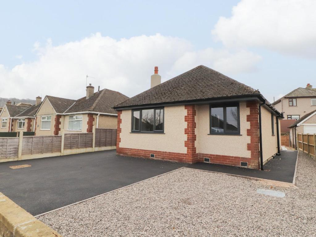 uma casa isolada com uma entrada num subúrbio em 12 Merefell Road em Carnforth