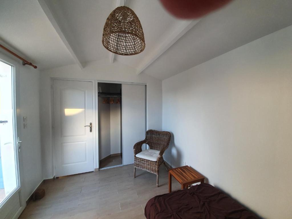 Posedenie v ubytovaní Maison avec jardin à 200m de la plage La Cantine
