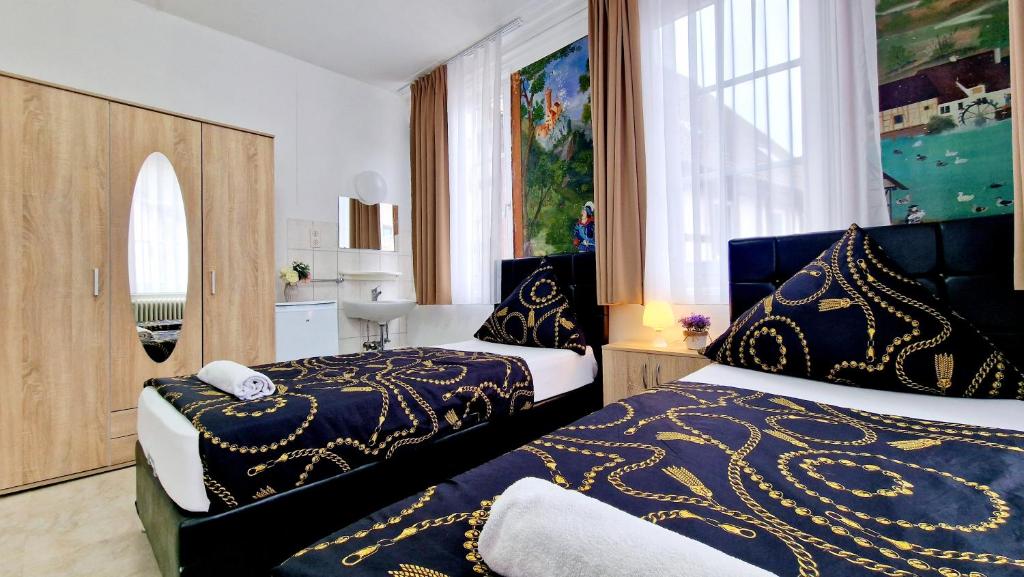 a hotel room with two beds and a window at Zur Schönen Lau- Monteurzimmer in Blaubeuren