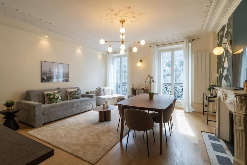 un salon avec une table et un canapé dans l'établissement Appart 8pers#Rivoli#Samaritaine#Pont Neuf, à Paris