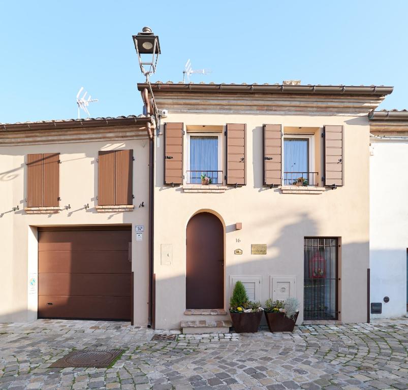 una casa con garaje y entrada en Residenza e Campanoun, en Santarcangelo di Romagna