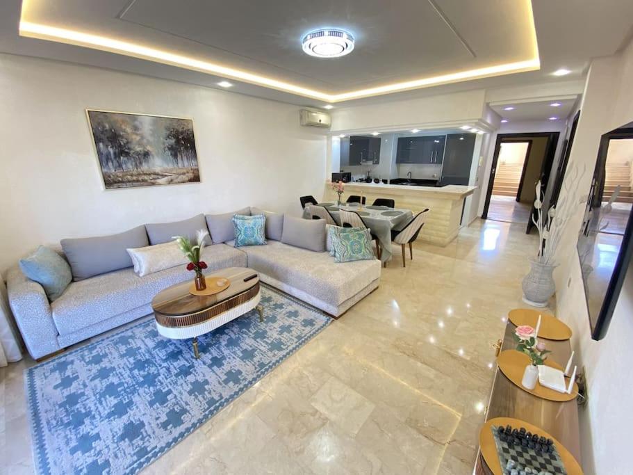 een woonkamer met een bank en een tafel bij Luxury Marina Appartement Agadir in Agadir