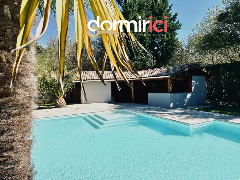 een zwembad voor een huis bij SLOW LIFE Cottage, paradise near Bordeaux in Camarsac