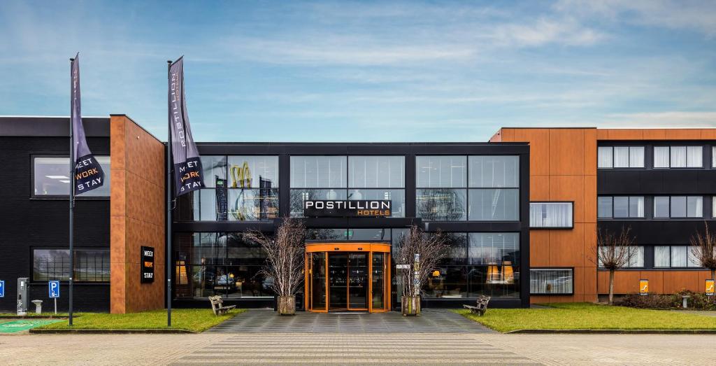 een groot gebouw met een bord dat post union leest bij Postillion Hotel Deventer in Deventer