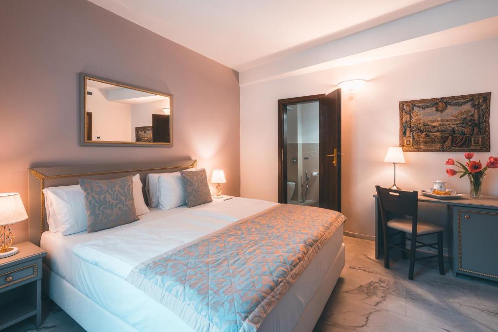 Postel nebo postele na pokoji v ubytování Hotel Palazzo Benci