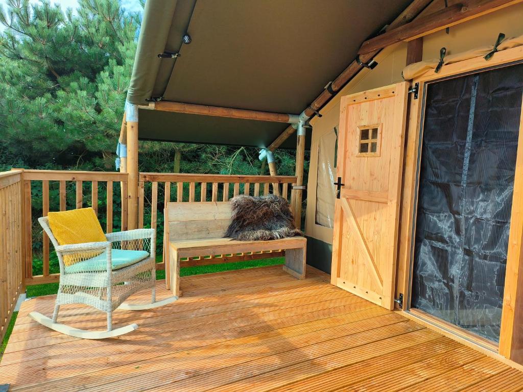 Balkón nebo terasa v ubytování Luxe safaritent