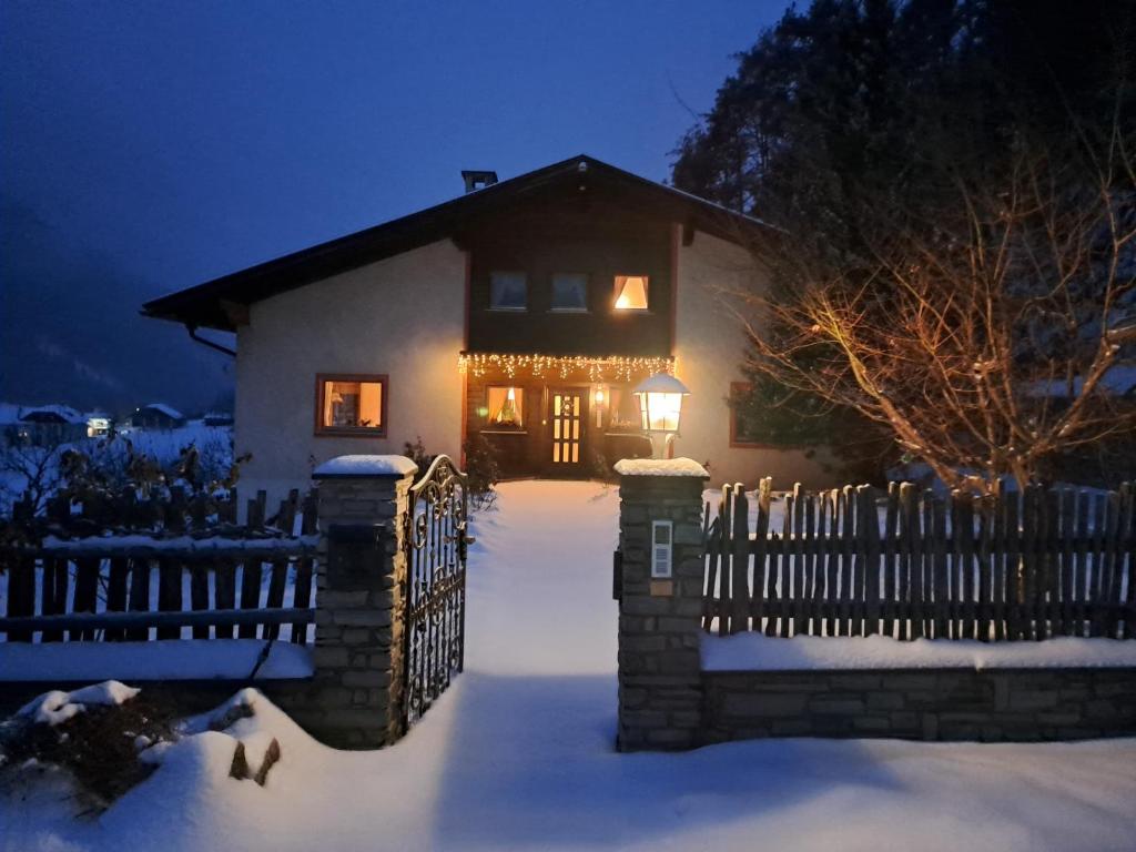 Residence Obermoarhof - Family Apartments with Pool & Playground v zimě