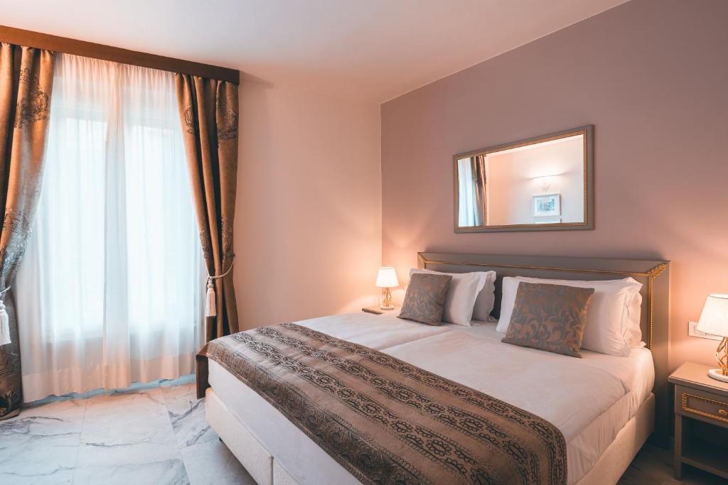 Postel nebo postele na pokoji v ubytování Hotel Palazzo Benci