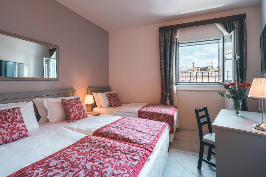 Postel nebo postele na pokoji v ubytování Hotel Palazzo Benci