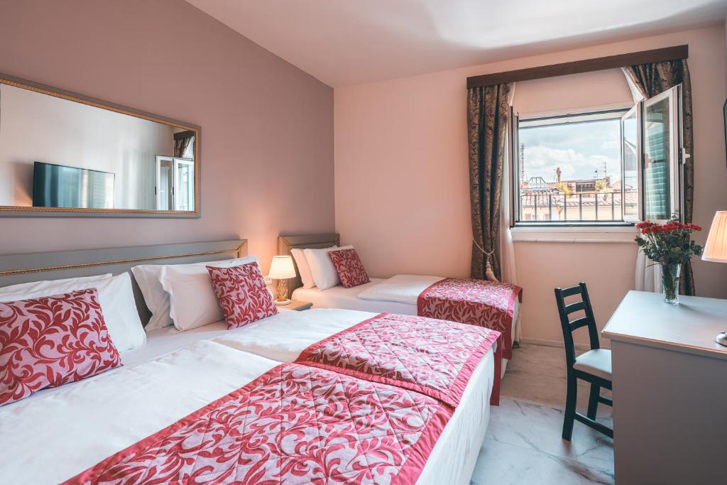 Postel nebo postele na pokoji v ubytování Hotel Palazzo Benci