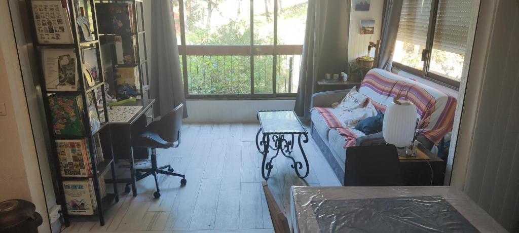 un salon avec un canapé et une table dans l'établissement T4 agréable corniche, à La Seyne-sur-Mer