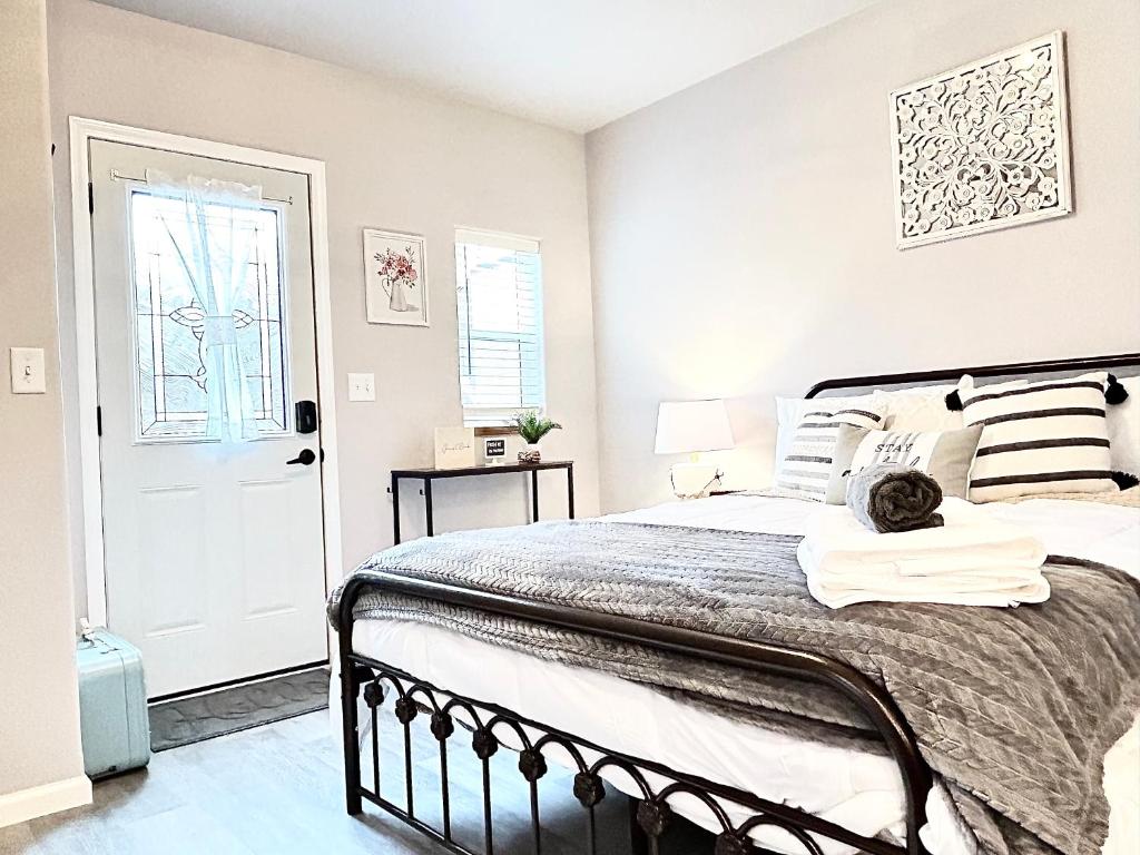 um quarto com uma cama grande e uma janela em Time Travel Inn em Birnamwood