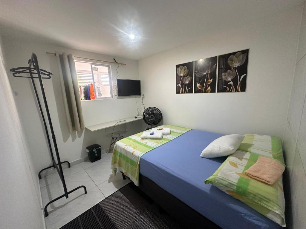 um pequeno quarto com uma cama e uma janela em Aero-Quarto aconchegante 2 em Bayeux