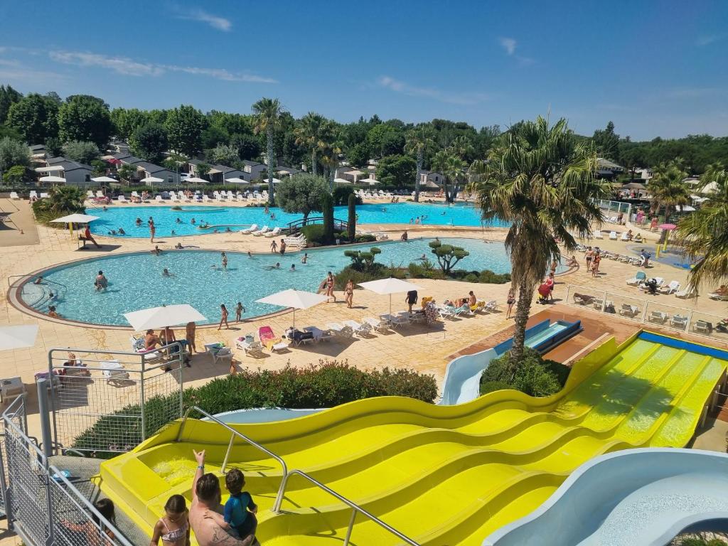 a large pool with people at a resort at MOBILE HOME CLIMATISE Vias 2 in Vias