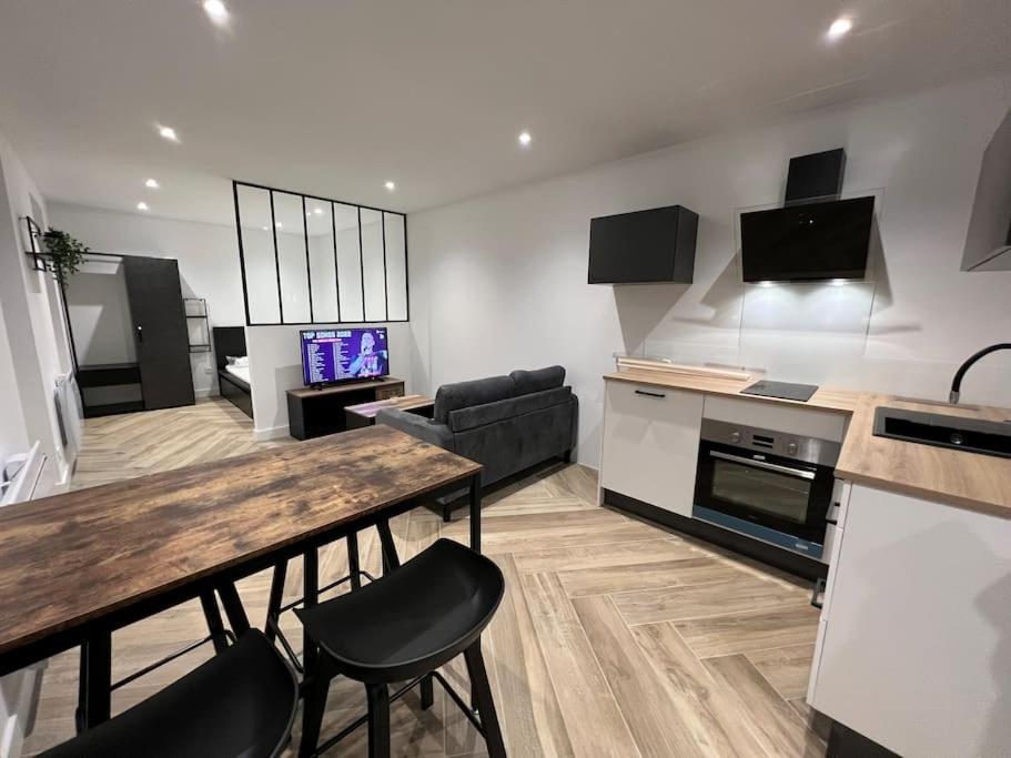 une cuisine et un salon avec une table et des chaises dans l'établissement Le Superbe - Appartement Calme à Toulouse - Proche Transports, à Toulouse