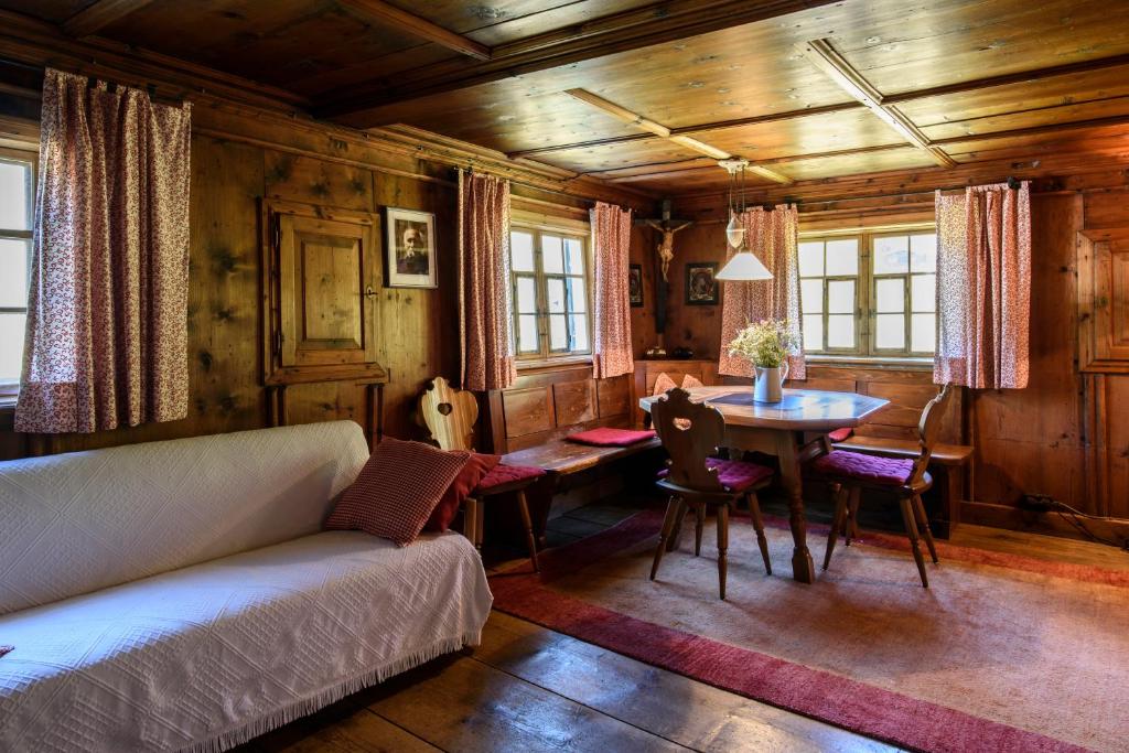 - un salon avec un canapé et une table dans l'établissement Sandrellhaus, à Tschagguns