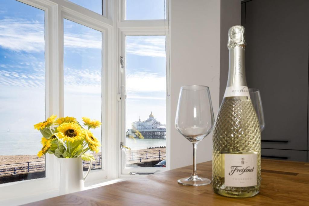 Pier View stylish flat with sea views, Eastbourne (updated prices 2024)