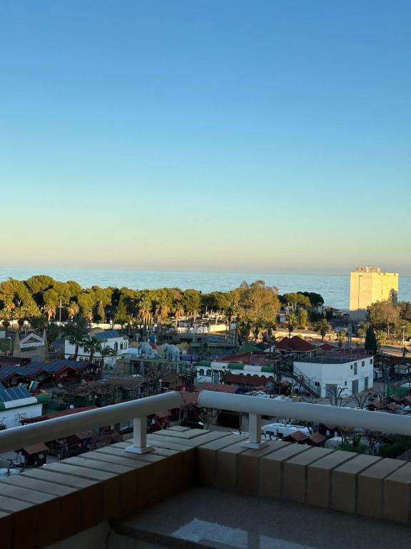 uitzicht op de stad vanaf het dak van een gebouw bij Apartamento con vistas al mar in Oropesa del Mar