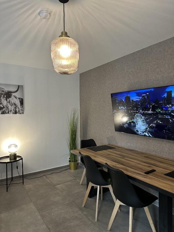 a dining room with a wooden table and chairs at Apartement Kingsize in Duisburg