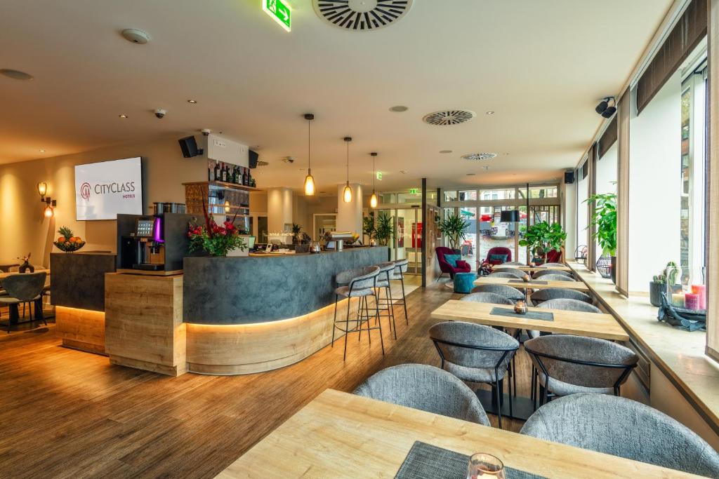 a bar in a restaurant with bar stools at CityClass Hotel am Dom in Cologne